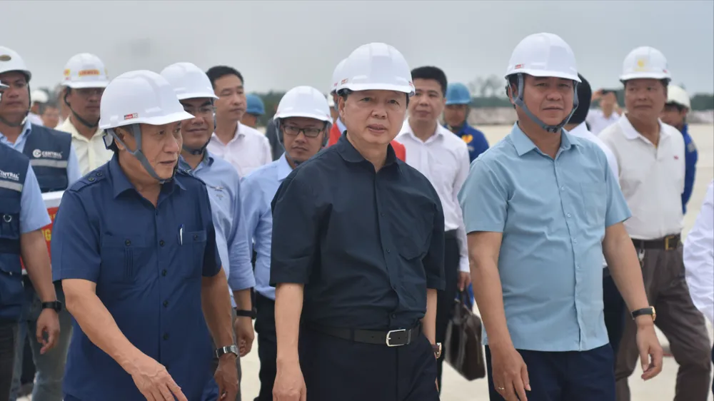 Phó Thủ tướng Trần Hồng Hà Kiểm tra dự án Cảng hàng không Quảng Trị. Ảnh: NGUYỄN DO Phó thủ tướng Trần hồng Hà