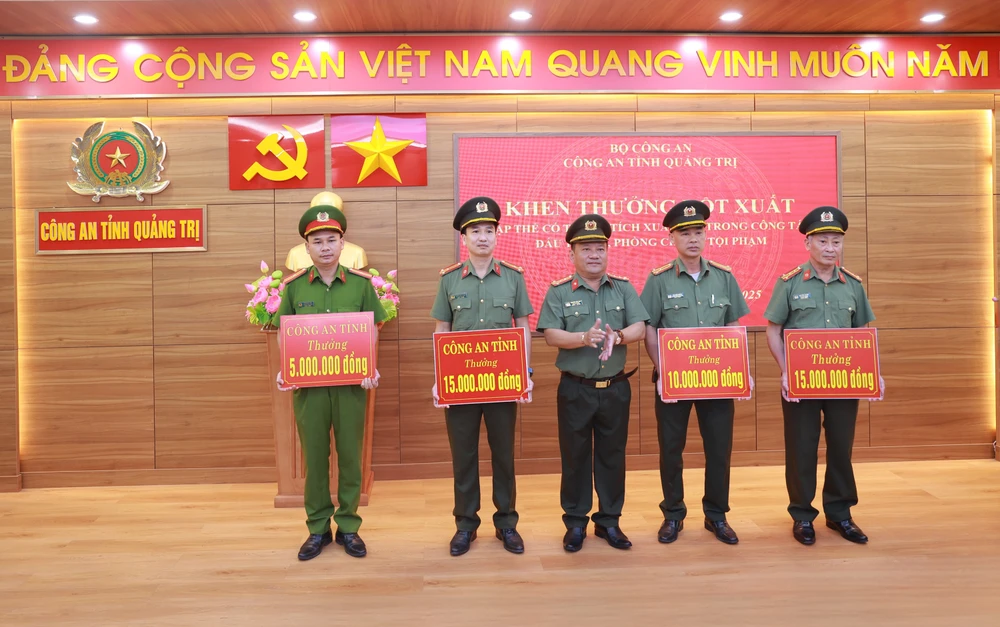 Đại tá Nguyễn Viết Ánh, Phó Giám đốc, Thủ trưởng Cơ quan An ninh điều tra Công an tỉnh Quảng Trị, khen thưởng các đơn vị. Ảnh: CAQT Công an Quảng Trị