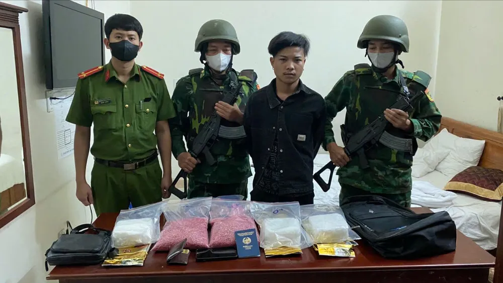 Lực lượng chức năng bắt giữ thanh niên tàng trữ 40.000 viên ma túy tổng và 3kg ma túy đá. Ma túy tổng hợp