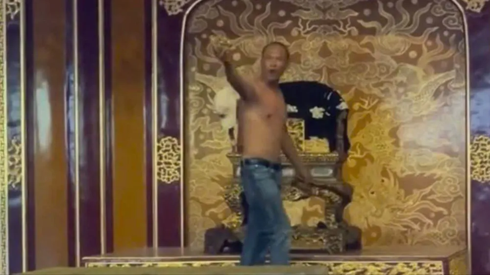 vu-nguoi-dan-ong-ngoi-len-ngai-vang-trung-tam-bao-ton-di-tich-co-do-hue-bao-cao-gi (2).jpg