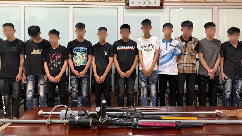 Nhóm thanh thiếu niên cầm kiếm dạo phố, quay clip 'làm màu' trên TikTok