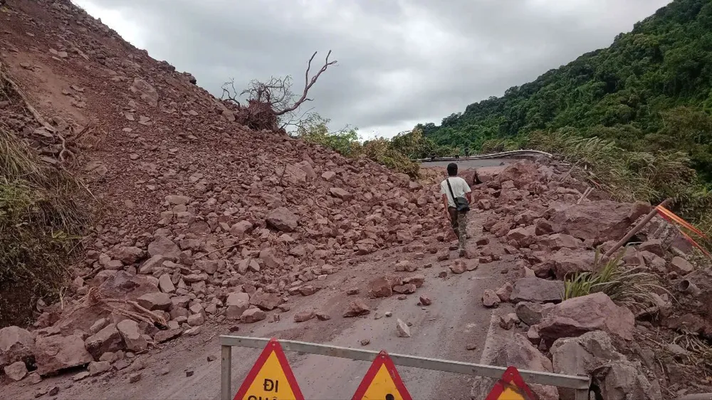 Sạt lở đất khi đang mở rộng khúc cua, đường lên Cửa khẩu quốc tế La Lay ách tắc. sạt lở đất