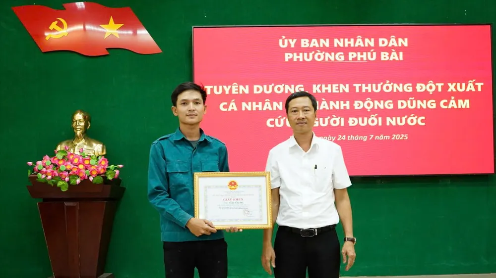 <i>Khen thưởng nam thợ hồ dũng cảm cứu bé trai đuối nước.</i>