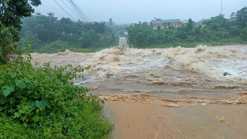 mua-lon-do-bao-so-6-nhieu-vung-o-quang-tri-bi-ngap-sau-chia-cat (1).jpg