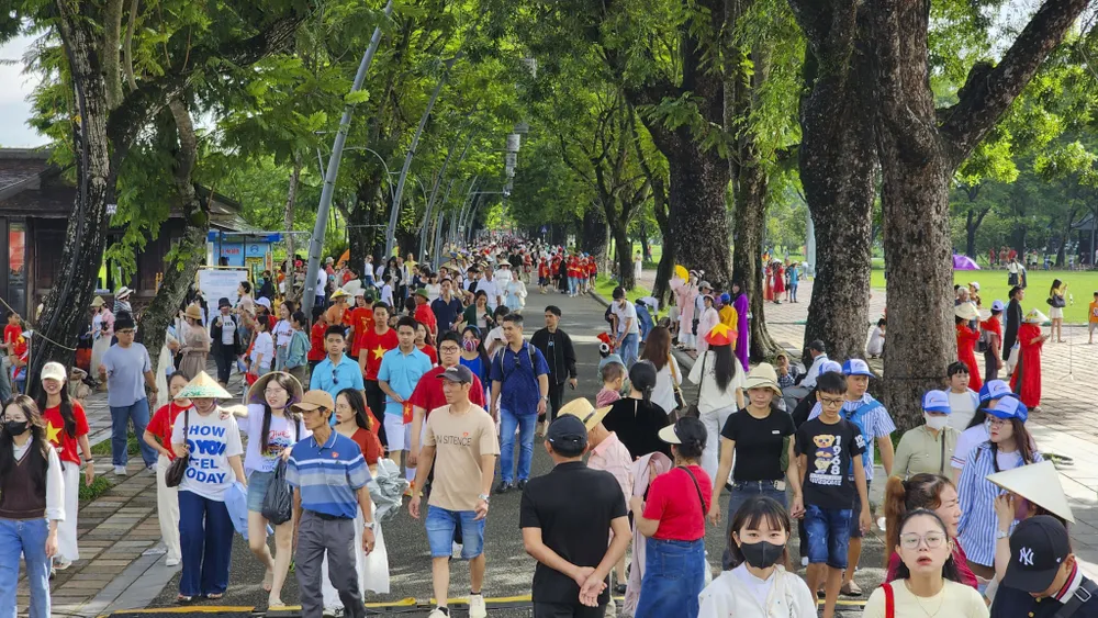 dong-nguoi-tham-quan-di-tich-hue-trong-ngay-quoc-khanh.jpg