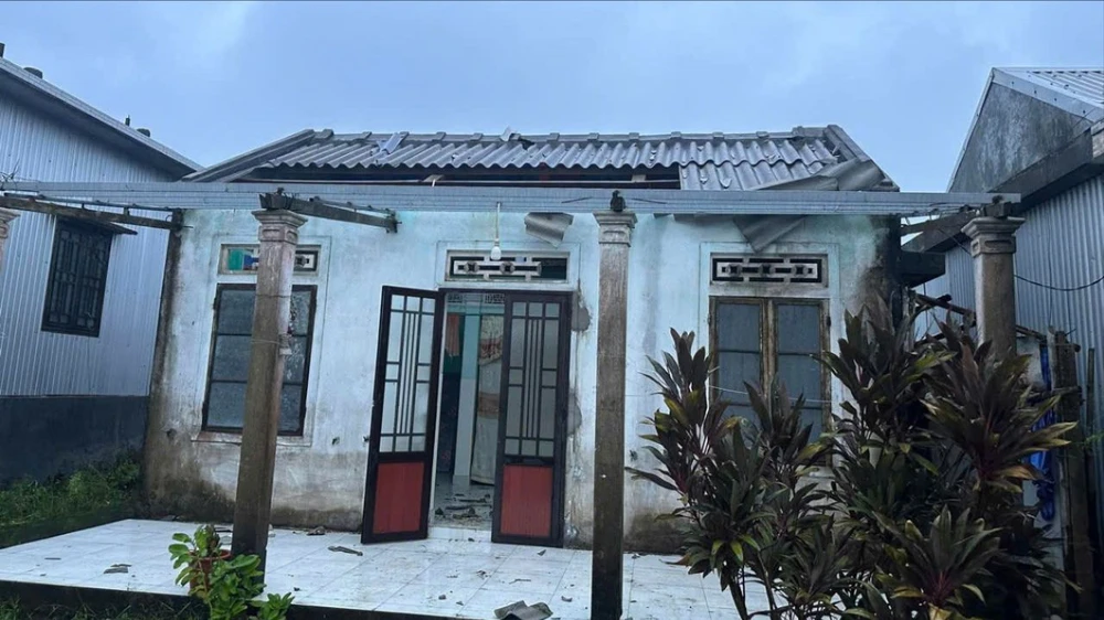 bao-so-10-loc-xoay-lam-75-nha-toc-mai-nguoi- dan-o-hue-duoc-yeu-cau-khong-ra-duong.jpg