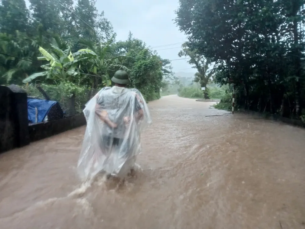 mua-lon-khien-nuoc-song-suoi-chay-xiet-khoang-3-700-hoc-sinh-o-hue-nghi-ho (8).jpg