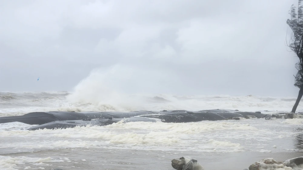 chum-anh-song-bien-cao-tran-vao-khu-dan-cu-noi-tung-la-cua-bien-nam-1999 (10).jpg