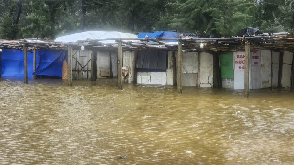 chum-anh-song-bien-cao-tran-vao-khu-dan-cu-noi-tung-la-cua-bien-nam-1999 (12).jpg