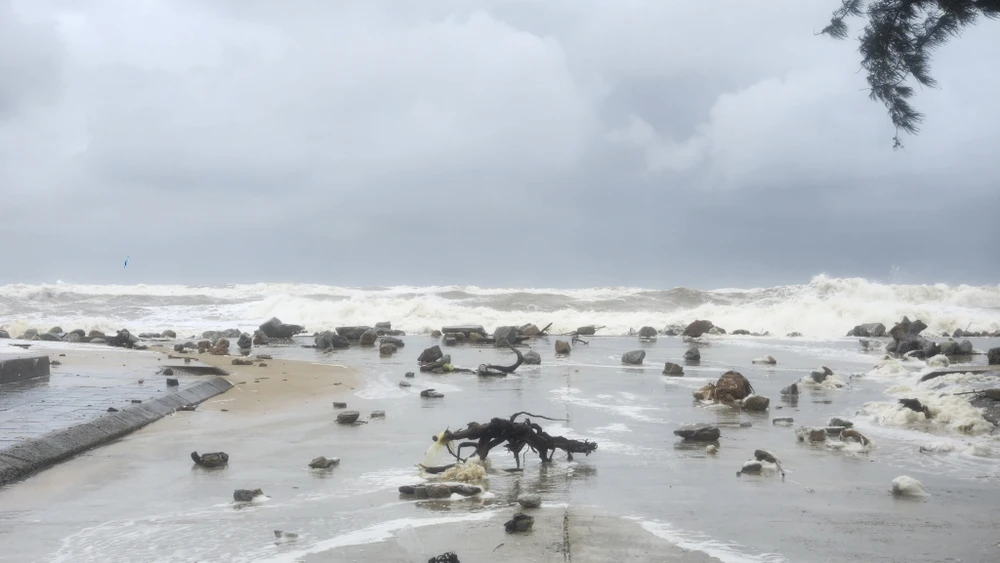 chum-anh-song-bien-cao-tran-vao-khu-dan-cu-noi-tung-la-cua-bien-nam-1999 (13).jpg