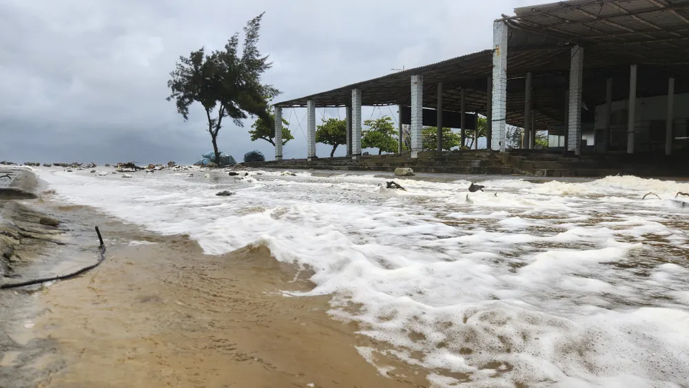 chum-anh-song-bien-cao-tran-vao-khu-dan-cu-noi-tung-la-cua-bien-nam-1999 (15).jpg