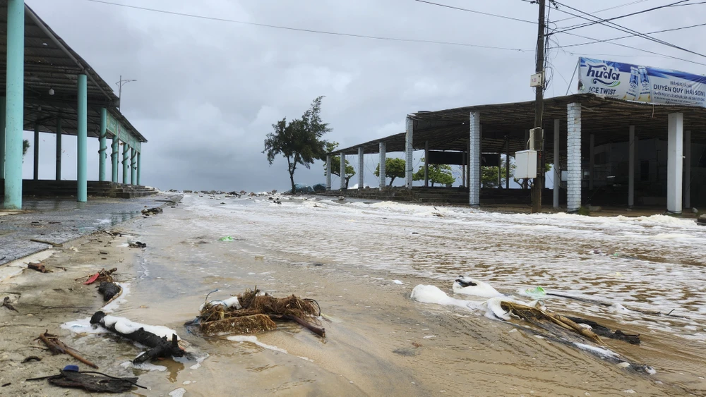 chum-anh-song-bien-cao-tran-vao-khu-dan-cu-noi-tung-la-cua-bien-nam-1999 (16).jpg