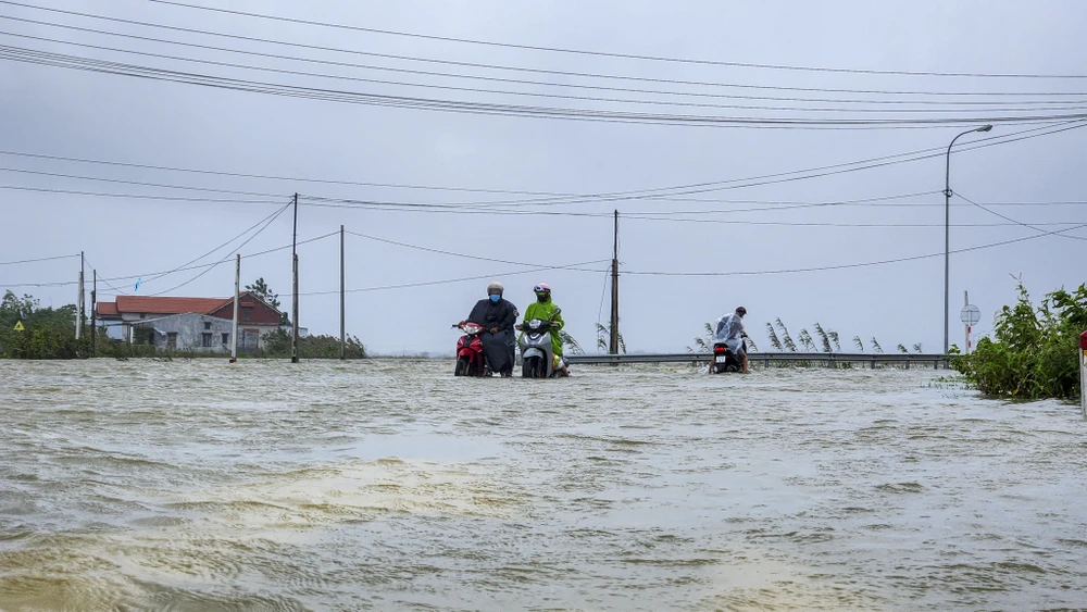chum-anh-song-bien-cao-tran-vao-khu-dan-cu-noi-tung-la-cua-bien-nam-1999 (2).jpg