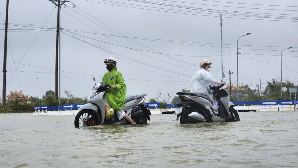 chum-anh-song-bien-cao-tran-vao-khu-dan-cu-noi-tung-la-cua-bien-nam-1999 (3).jpg