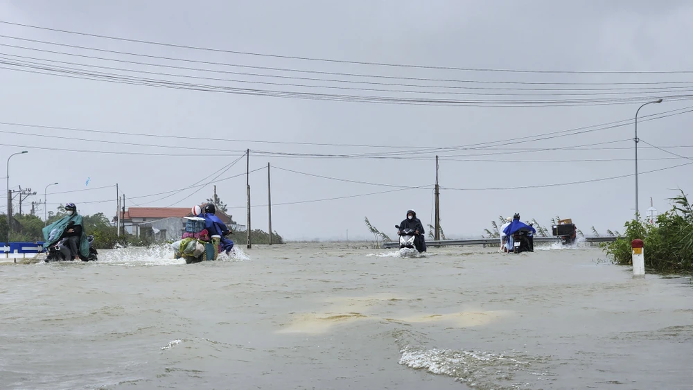 chum-anh-song-bien-cao-tran-vao-khu-dan-cu-noi-tung-la-cua-bien-nam-1999 (4).jpg