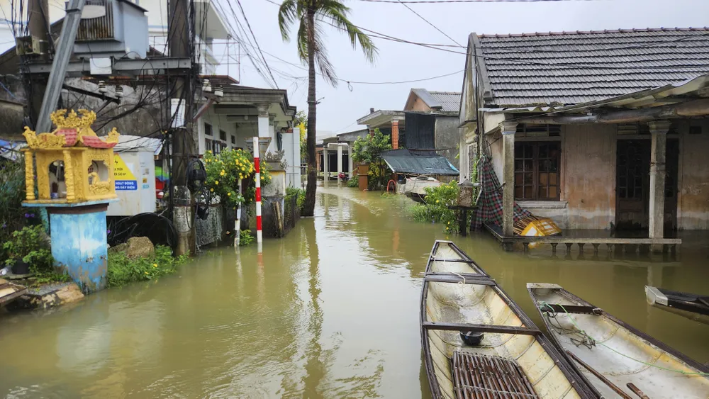 chum-anh-song-bien-cao-tran-vao-khu-dan-cu-noi-tung-la-cua-bien-nam-1999 (5).jpg