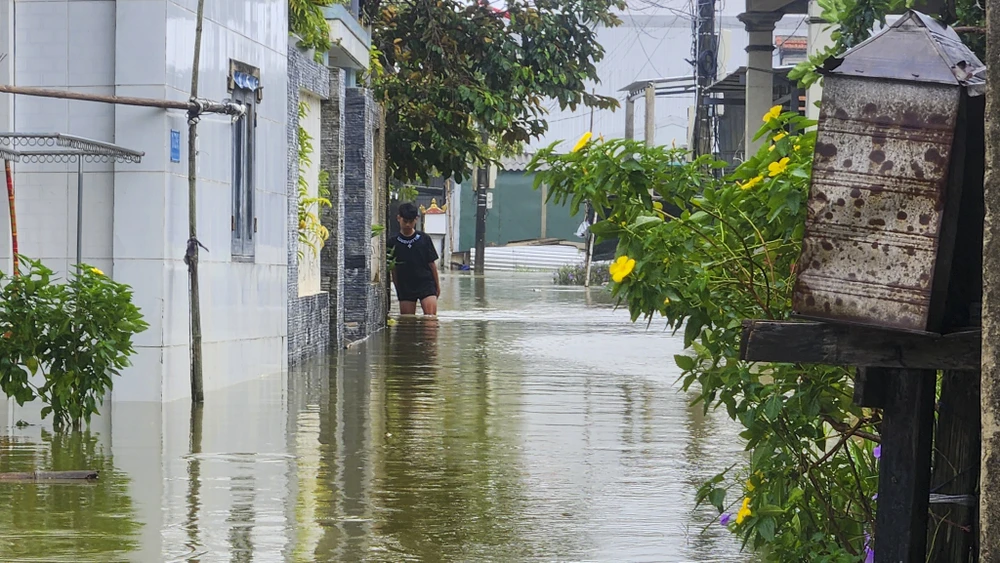 chum-anh-song-bien-cao-tran-vao-khu-dan-cu-noi-tung-la-cua-bien-nam-1999 (6).jpg