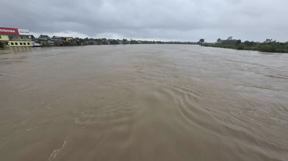 chum-anh-nuoc-lu-o-do-thi-nong-thon-tp-hue-trong-sang-28-10 (17).jpg