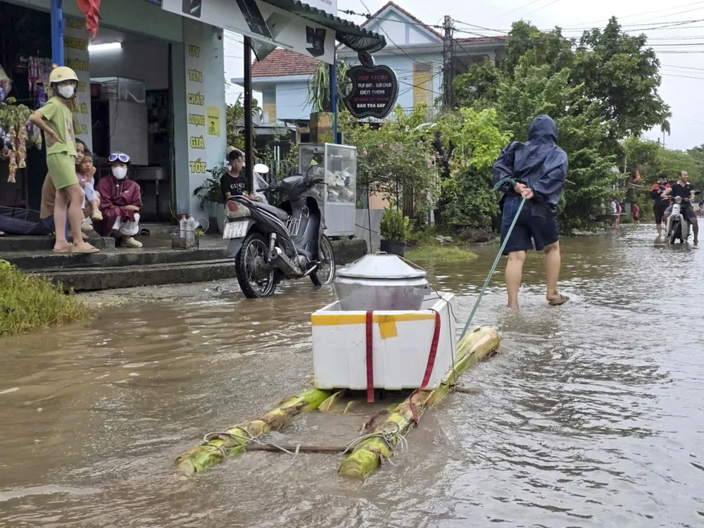 chum-anh-nuoc-lu-o-do-thi-nong-thon-tp-hue-trong-sang-28-10 (18).jpg