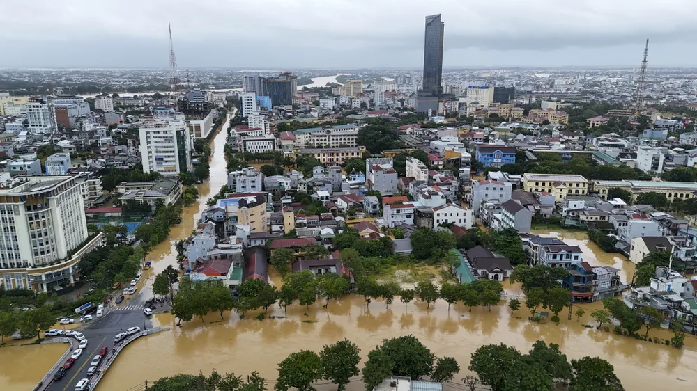 chum-anh-nuoc-lu-o-do-thi-nong-thon-tp-hue-trong-sang-28-10 (2).jpg