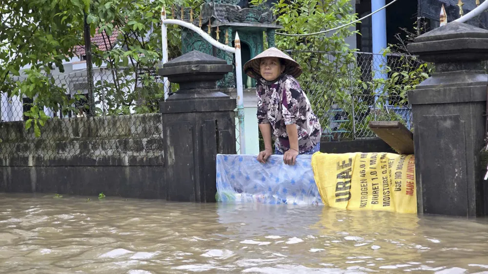 chum-anh-nuoc-lu-o-do-thi-nong-thon-tp-hue-trong-sang-28-10 (20).jpg