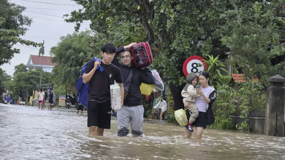 chum-anh-nuoc-lu-o-do-thi-nong-thon-tp-hue-trong-sang-28-10 (21).jpg