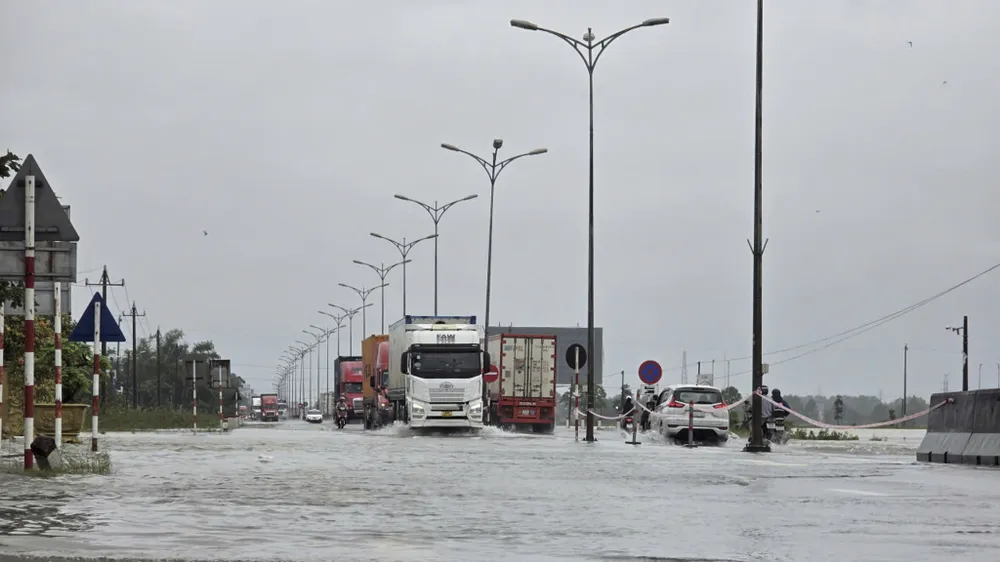 chum-anh-nuoc-lu-o-do-thi-nong-thon-tp-hue-trong-sang-28-10 (23).jpg