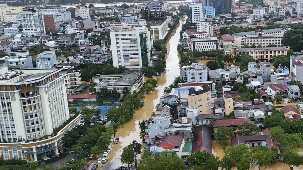 chum-anh-nuoc-lu-o-do-thi-nong-thon-tp-hue-trong-sang-28-10 (5).jpg