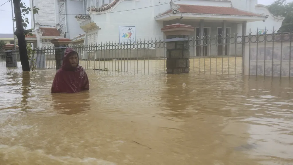 chum-anh-nuoc-lu-o-do-thi-nong-thon-tp-hue-trong-sang-28-10 (6).jpg