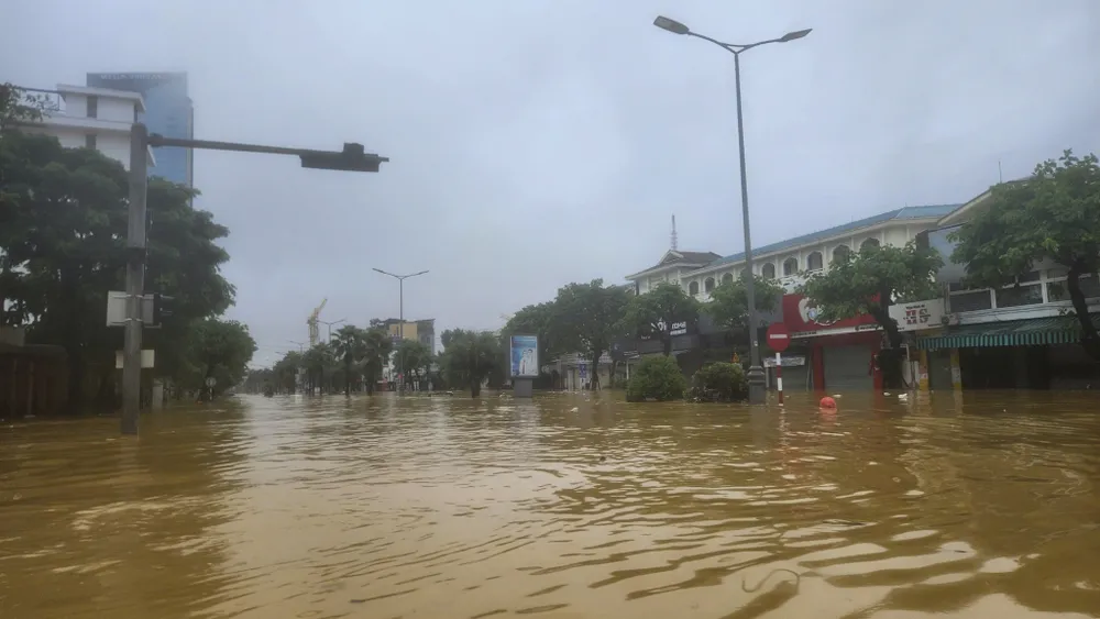 chum-anh-nuoc-lu-o-do-thi-nong-thon-tp-hue-trong-sang-28-10 (9).jpg