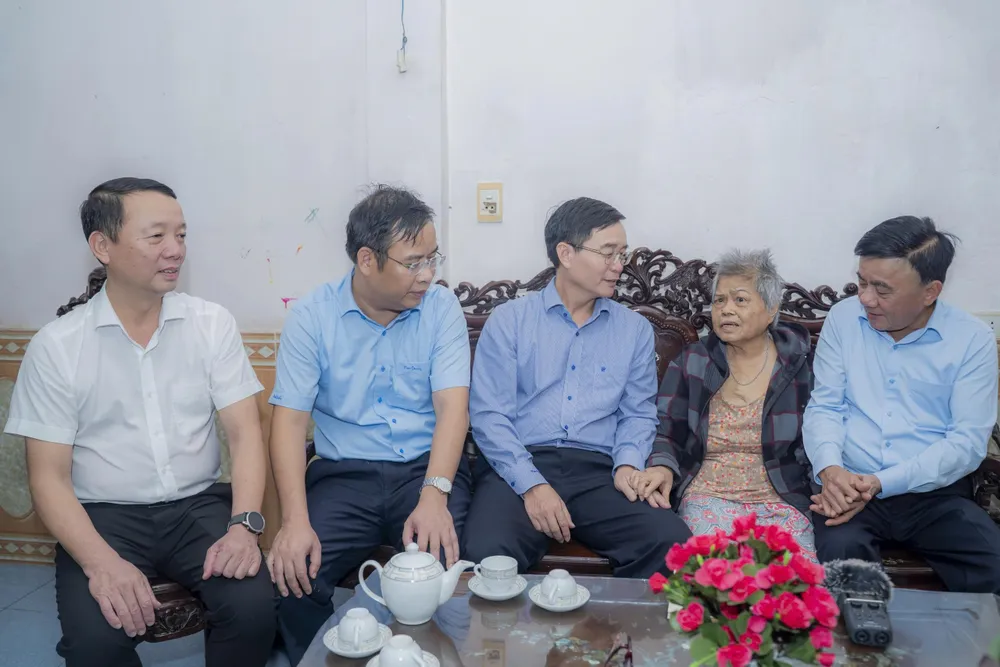 thuong-truc-ban-bi-thu-tran-cam-tu-tham-nguoi- dan-vung-lu-hue.jpg