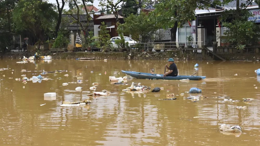 kinh-hai-canh-tuong-song-rac-dac-nghet-giua-long-thanh-pho-hue-sau-lu (26).jpg