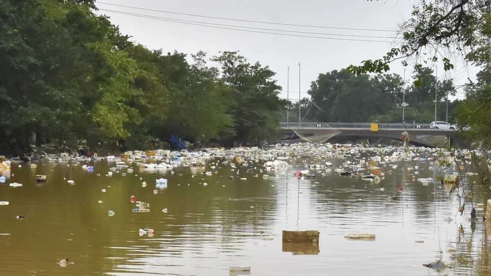 kinh-hai-canh-tuong-song-rac-dac-nghet-giua-long-thanh-pho-hue-sau-lu (29).jpg