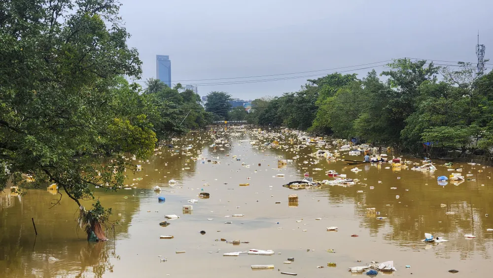 kinh-hai-canh-tuong-song-rac-dac-nghet-giua-long-thanh-pho-hue-sau-lu (4).jpg