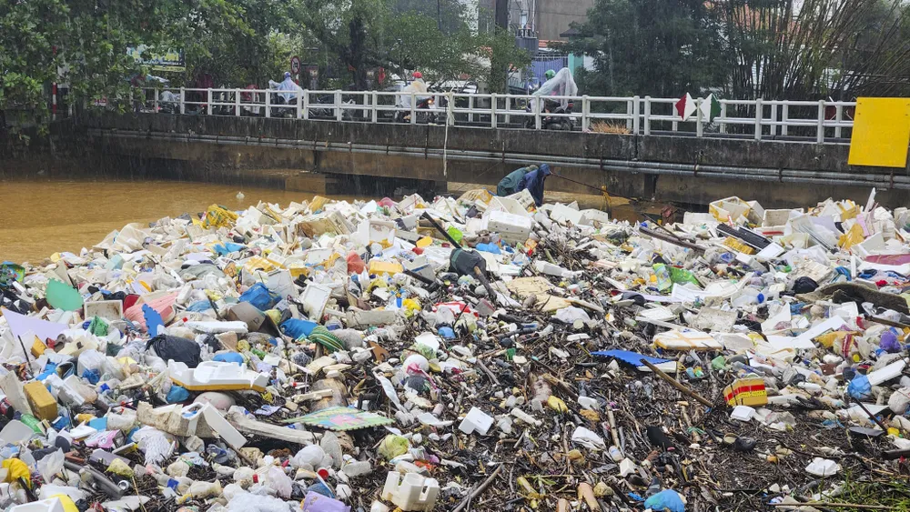 kinh-hai-canh-tuong-song-rac-dac-nghet-giua-long-thanh-pho-hue-sau-lu (8).jpg