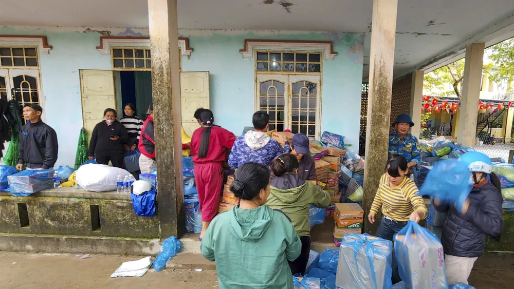 vua-ngot-4-dot-lu-nguoi-dan-xu-hue-gom-chut-tinh-gui-vao-phu-yen (1).jpg