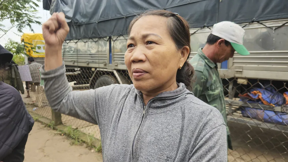 vua-ngot-4-dot-lu-nguoi-dan-xu-hue-gom-chut-tinh-gui-vao-phu-yen (3).jpg