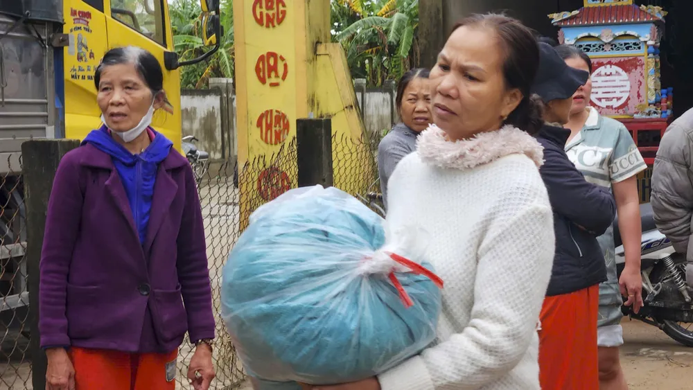 vua-ngot-4-dot-lu-nguoi-dan-xu-hue-gom-chut-tinh-gui-vao-phu-yen (4).jpg