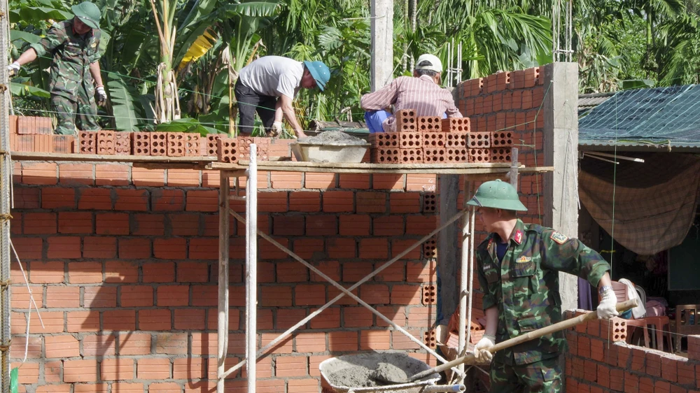 cuoc-chay-nuoc-rut-dung-nha-don-tet-cho-ba-con-vung-lu (1).jpg