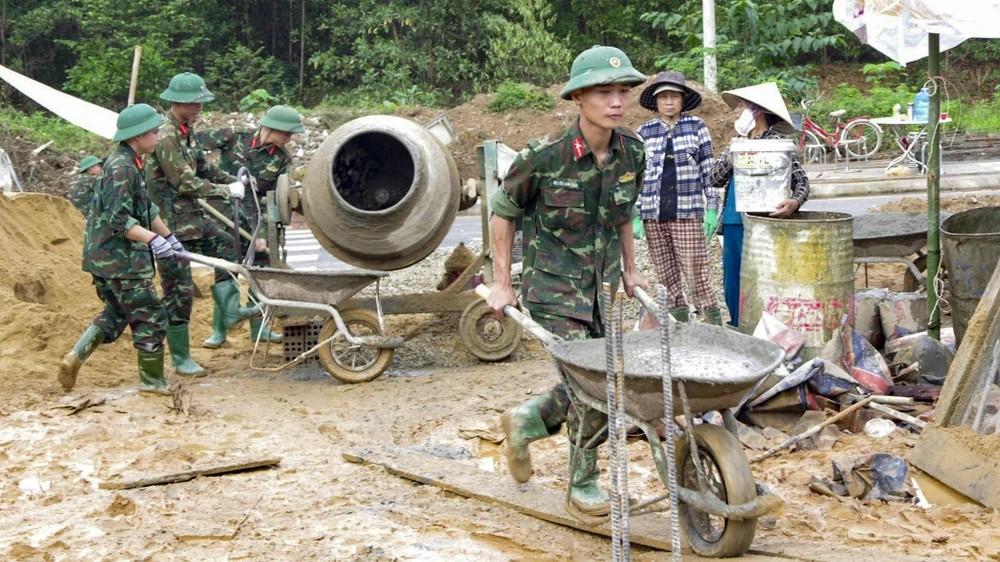 cuoc-chay-nuoc-rut-dung-nha-don-tet-cho-ba-con-vung-lu (3).jpg