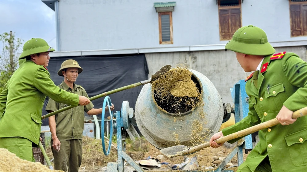 cuoc-chay-nuoc-rut-dung-nha-don-tet-cho-ba-con-vung-lu (9).jpg