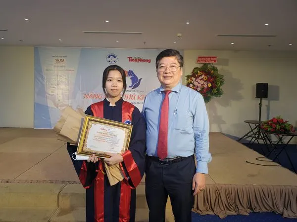 Nữ thủ khoa đại học mồ côi cha, mất mẹ và nghị lực phi thường ảnh 5