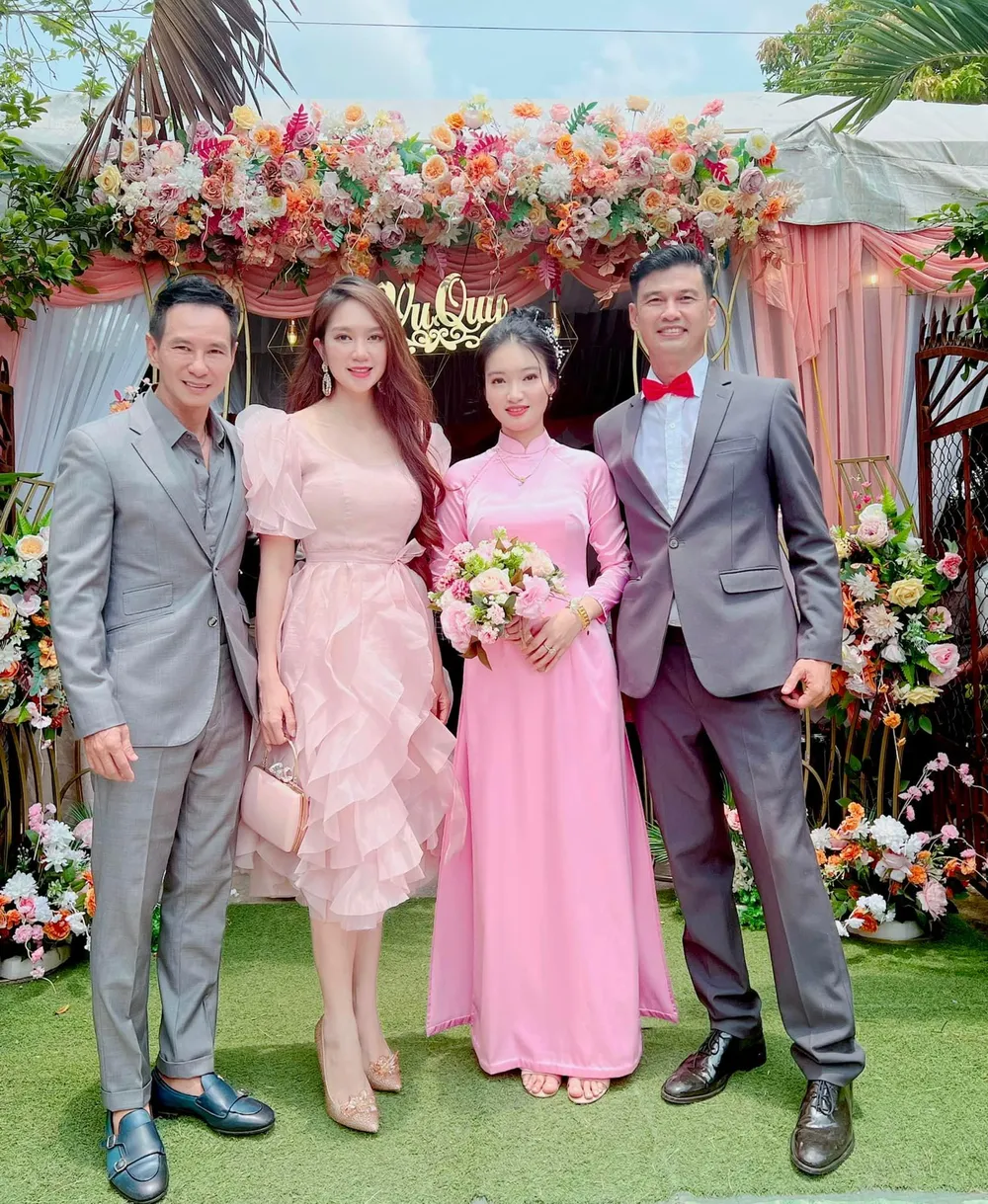 Hình ảnh đám cưới của nghệ sĩ Tiết Cương được vợ chồng ca sĩ Lý Hải đăng tải khiến nhiều người bất ngờ. Ảnh: Fanpage Lý Hải Minh Hà Hình ảnh đám cưới của nghệ sĩ Tiết Cương được vợ chồng ca sĩ Lý Hải đăng tải khiến nhiều người bất ngờ. Ảnh: Fanpage Lý Hải Minh Hà