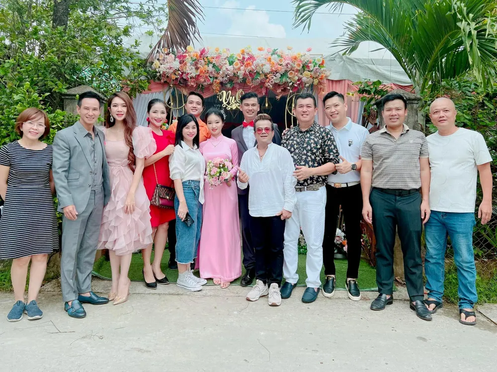 Đông đảo bạn bè nghệ sĩ về quê để chúc mừng ngày vui của nghệ sĩ Tiết Cương. Ảnh: Fanpage Lý Hải Minh Hà . Đông đảo bạn bè nghệ sĩ về quê để chúc mừng ngày vui của nghệ sĩ Tiết Cương. Ảnh: Fanpage Lý Hải Minh Hà .