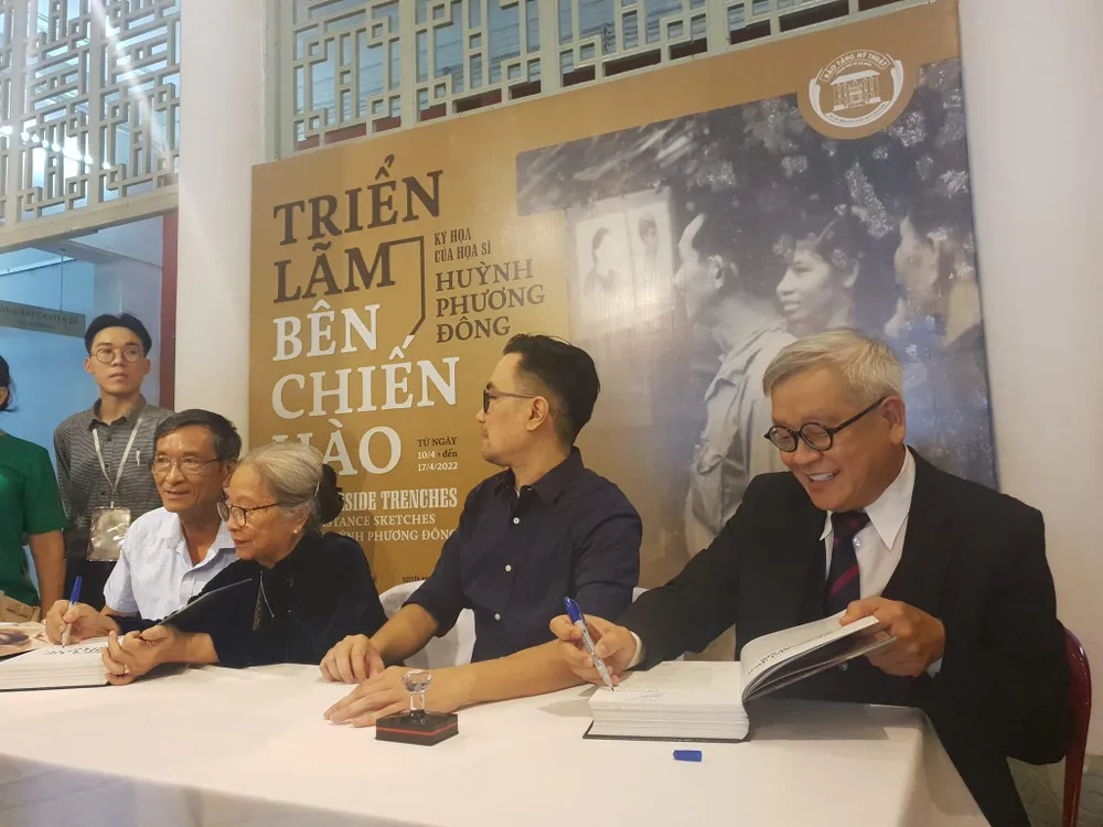 Gia đình và các tác giả biên soạn sách ký tặng sách cho độc giả. Ảnh: VĂN HÀ. Gia đình và các tác giả biên soạn sách ký tặng sách cho độc giả. Ảnh: VĂN HÀ.