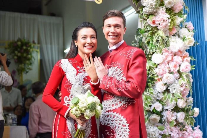 Á hậu, MC Hoàng Oanh và ông xã trong ngày cưới. Ảnh: FBNV.