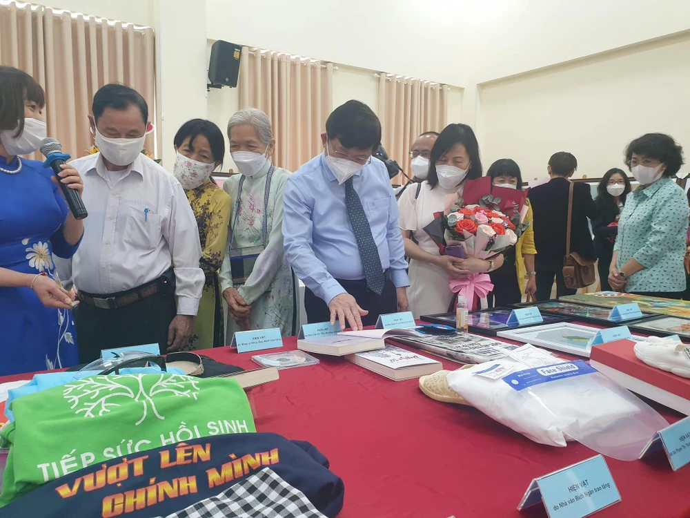 Ông Nguyễn Hữu Dũng (giữa) cùng mọi người tham quan các hiện vật được hiến tặng. Ảnh: VĂN HÀ.