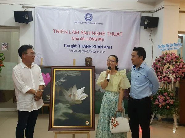 Nhà sưu tập Ái Liên (giữa) đã mua thành công bức ảnh Bóng mẹ với giá 30 triệu đồng. Ảnh: VĂN HÀ.