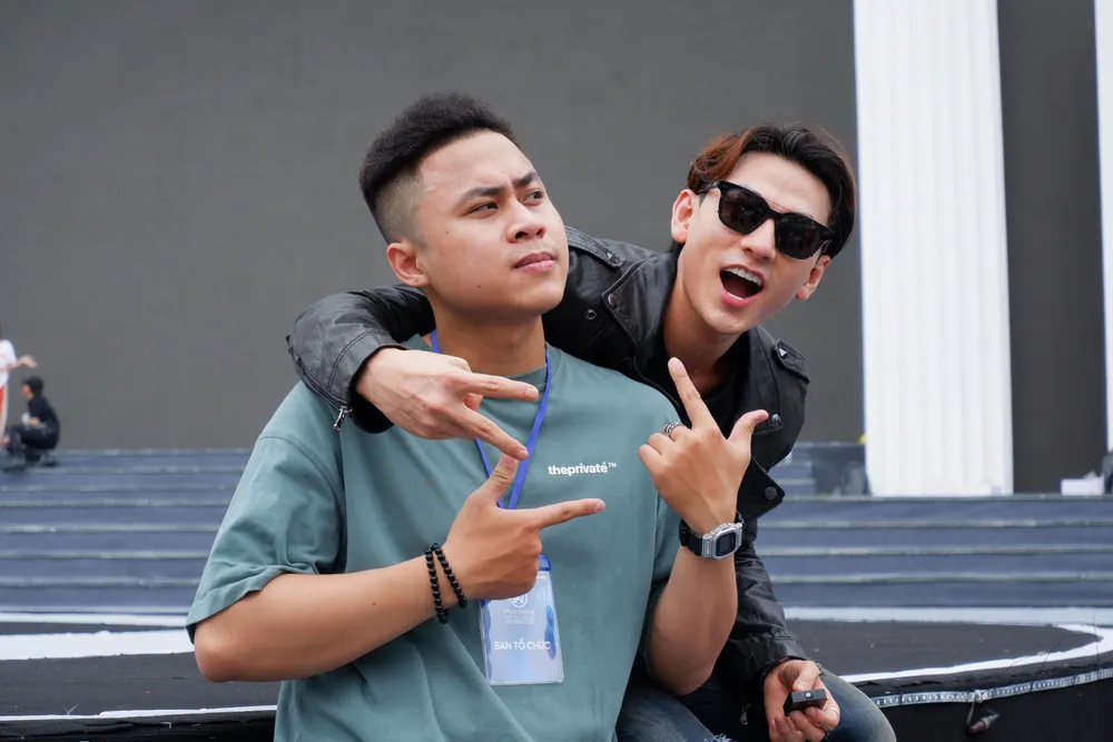 Thành viên của DTAP và ca sĩ Isaac tại hậu trường tập luyện. Ảnh: BTC.