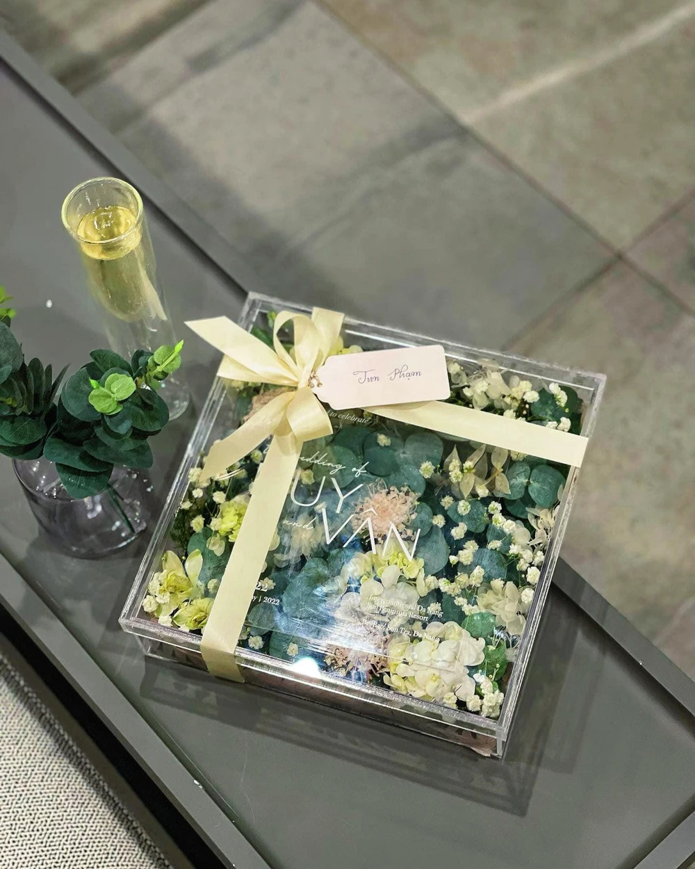 Hình ảnh hộp thiệp cưới của Ngô Thanh Vân được bạn bè chia sẻ. Ảnh: FB Jun Phạm.